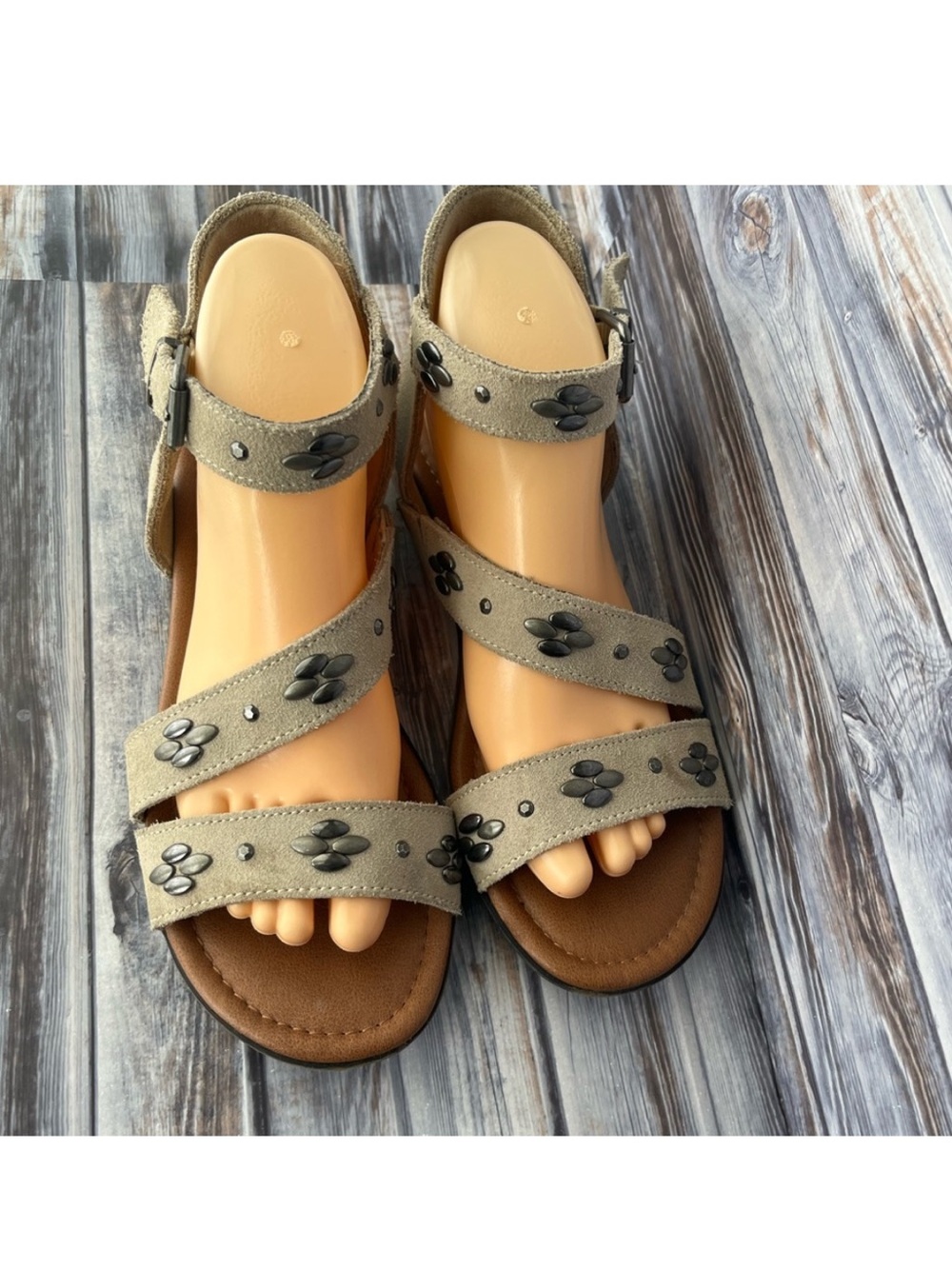 MINNETONKA TANGIER STONE STUDDED LEATHER SANDAL